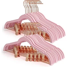 Rosa sammetshängare med guldkrokar